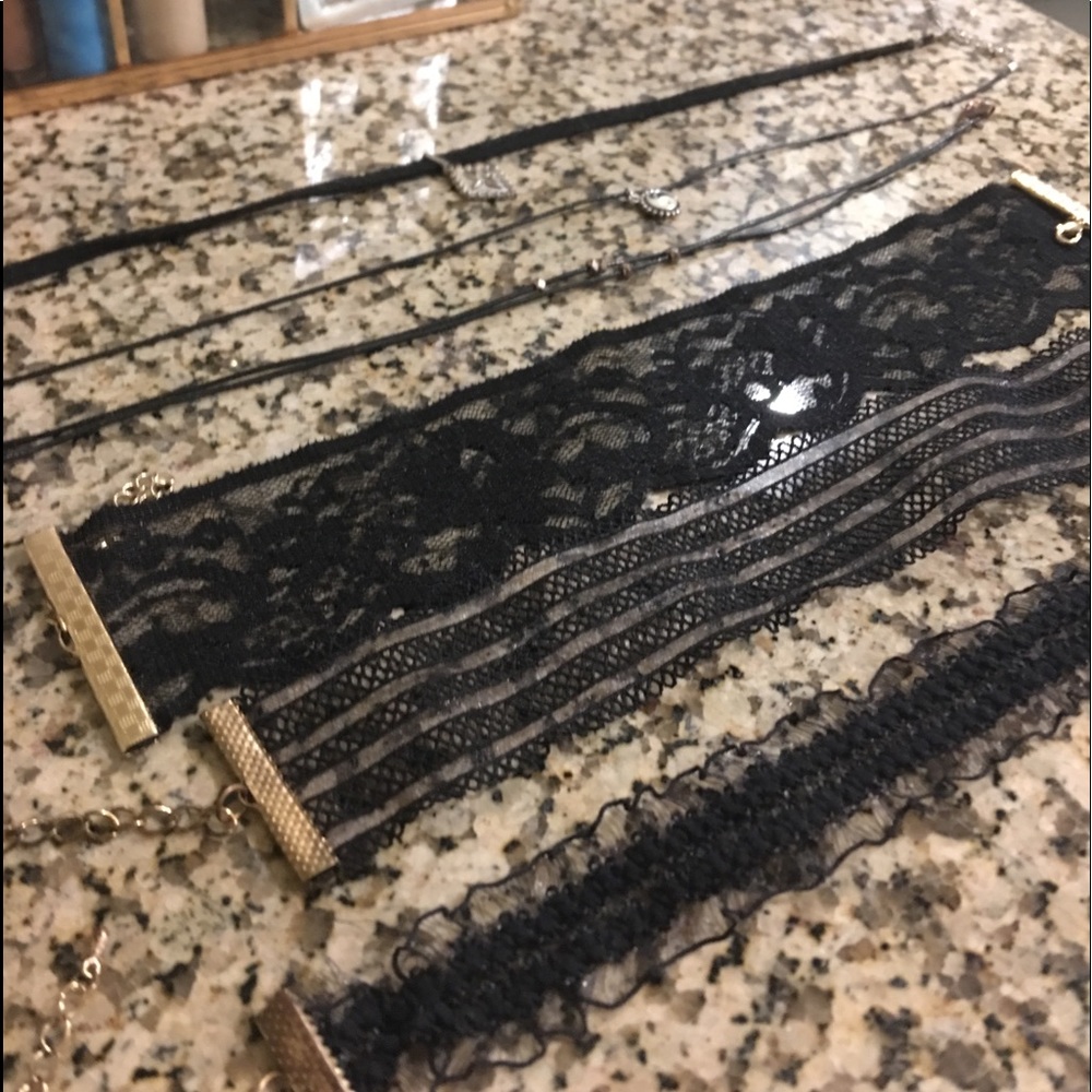 it’s the basic 6 Chokers, half thick half thin!!
